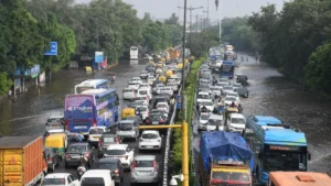 यमुना का जलस्तर बढ़ने से दिल्ली में यातायात व्यवस्था चरमराई, रिंग रोड और वजीराबाद पुल पर जाम